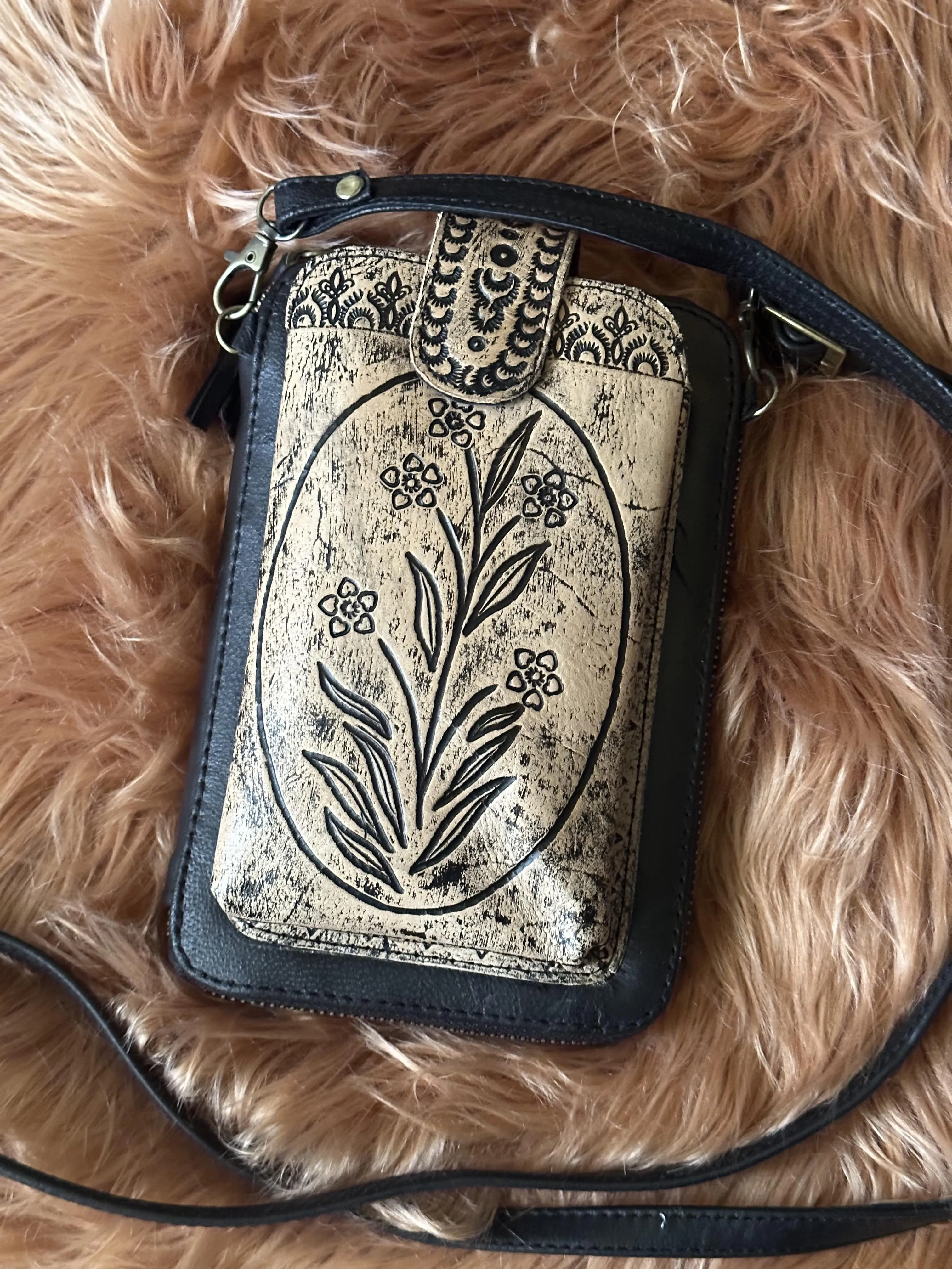 Daisy circle phone wallet- vintage black